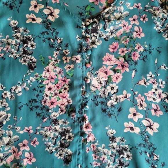 Cupcakes and Cashmere Nadette V-neck floral blouse size small​ - Picture 6 of 15